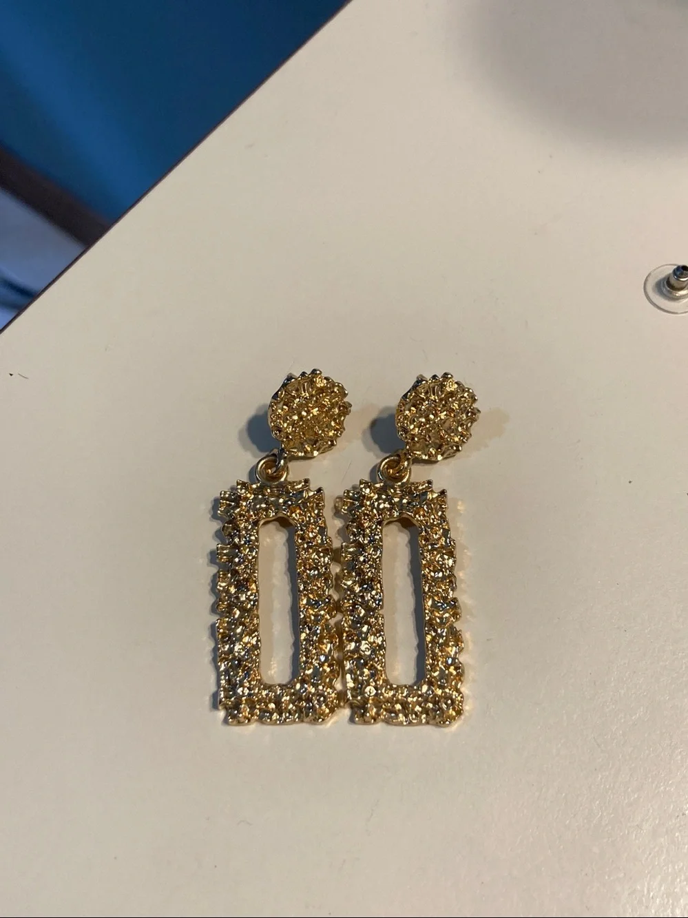Gold tones pretty classy light weight dangle earrings